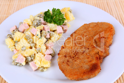 Schnitzel und Kartoffelsalat