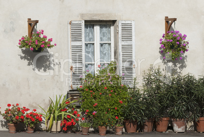 Fassade eines typischen Wohngebäudes in der Provence, Frankreic