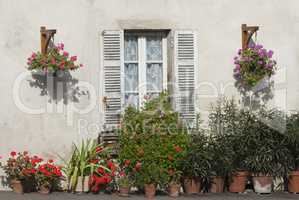 Fassade eines typischen Wohngebäudes in der Provence, Frankreic
