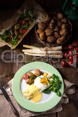 asparagus with fried egg