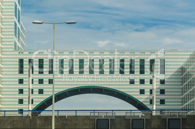 Autobahndurchfahrt A 12 unter einem Gebäude in Den Haag