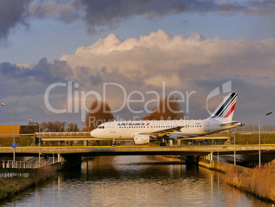 Airfrance A 319 auf Flughafenbrücke