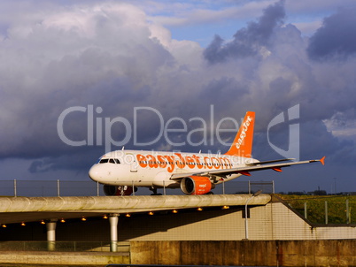 EasyJet-Verkehrsmaschine auf Flughafenbrücke