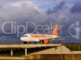 EasyJet-Verkehrsmaschine auf Flughafenbrücke