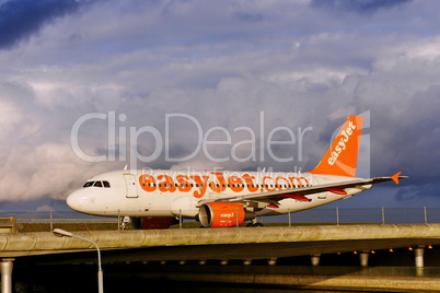 EasyJet-Verkehrsmaschine auf Flughafenbrücke