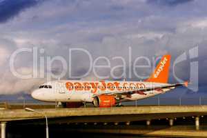 EasyJet-Verkehrsmaschine auf Flughafenbrücke