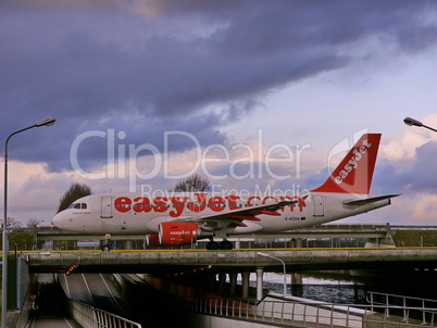 EasyJet-Verkehrsmaschine auf Flughafenbrücke