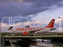 EasyJet-Verkehrsmaschine auf Flughafenbrücke