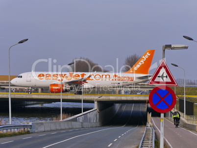 EasyJet-Verkehrsmaschine auf Flughafenbrücke