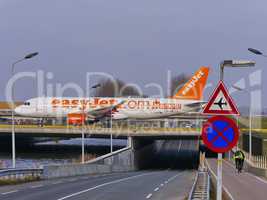 EasyJet-Verkehrsmaschine auf Flughafenbrücke