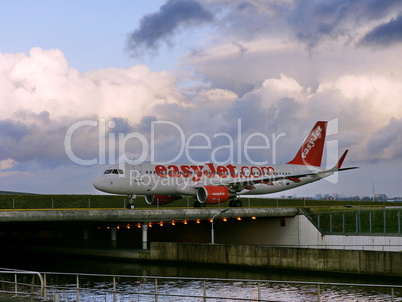 EasyJet-Verkehrsmaschine auf Flughafenbrücke