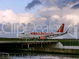 EasyJet-Verkehrsmaschine auf Flughafenbrücke