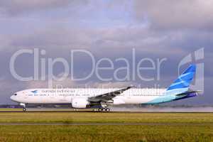 Boeing 777-300-Verkehrsflugzeug rollt zum Start