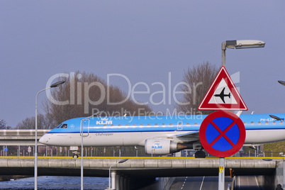 Flugzeug auf Flughafenbrücke, Verkehrszeichen Flugbetrieb