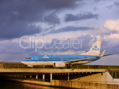 Flugzeug auf Flughafenbrücke