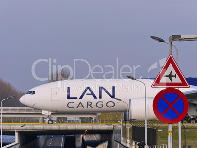 LAN Cargo auf Flughafenbrücke