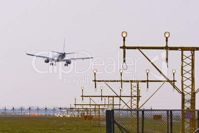 Landebefeuerung mit landendem Flugzeug