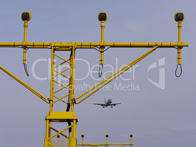 Landebefeuerung mit landendem Flugzeug