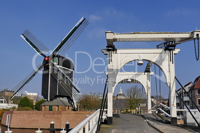 Historische Zugbrücke und Windmühle in Leiden