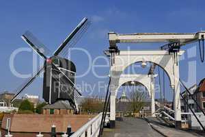 Historische Zugbrücke und Windmühle in Leiden