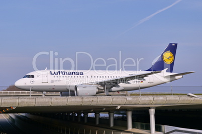 Lufthansa Airbus A 319-100 rollt zum Start