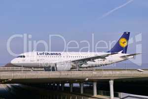 Lufthansa Airbus A 319-100 rollt zum Start