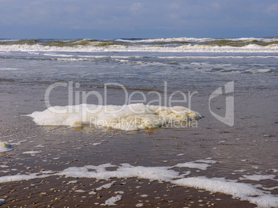 Schaumbildung an Nordseestrand