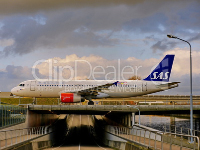 Verkehrsflugzeug auf Flughafenbrücke