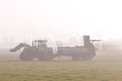 Traktor mit Miststreuer