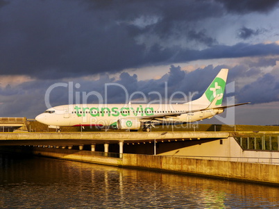 Flugzeug auf Flughafenbrücke