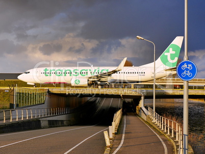 Flugzeug auf Flughafenbrücke