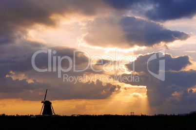 Windmühle bei Sonnenuntergang