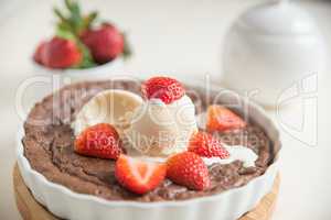 Brownie Kuchen mit Vanille Eiscreme und Erdbeeren