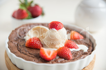 Brownie Kuchen mit Vanille Eiscreme und Erdbeeren