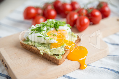Avocado Toast mit Ei