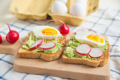 Avocado Toast mit Ei