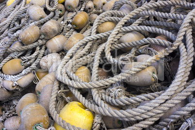 Fischernetze im Hafen von Camogli, Ligurien, Italien