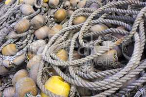 Fischernetze im Hafen von Camogli, Ligurien, Italien