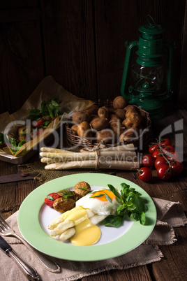 asparagus with fried egg