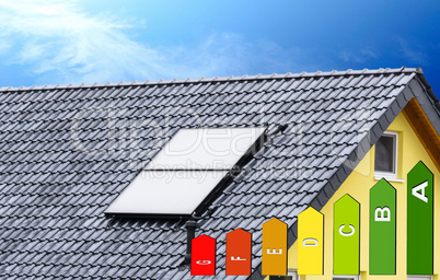 Sonnenkollektoren auf dem Dach  und Energieverbrauchskennzeichnu