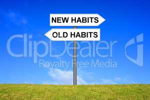 Schild Wegweiser zeigt Old habits oder new Habits