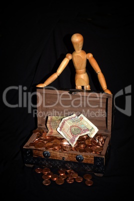 Holzfigur mit Geld Kiste