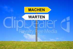 Schild Wegweiser zeigt Machen oder Warten