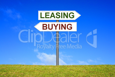 Schild Wegweiser zeigt Buying oder Leasing