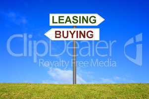 Schild Wegweiser zeigt Buying oder Leasing
