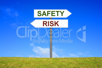 Schild Wegweiser zeigt Risk oder Safety