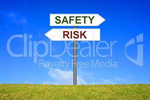 Schild Wegweiser zeigt Risk oder Safety
