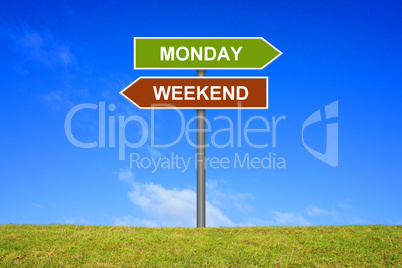 Schild Wegweiser zeigt Weekend oder Monday