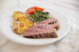 Steak mit Kartoffeln und Spargel