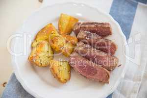 Steak mit Kartoffeln und Spargel